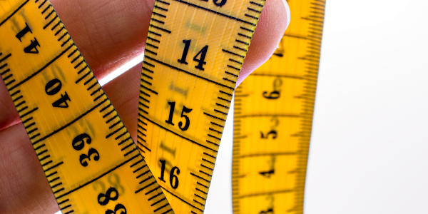 <strong>Don’t let your head get cut off</strong> Write online headlines that don’t get cut off by Google, social, mobile screens — or your reader’s attention. <a href="https://www.istockphoto.com/photo/measuring-tape-in-hand-gm1022503142-274515323" target="_blank" rel="noopener noreferrer"><em>Image by berkay</em></a>